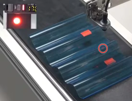 Un sensor fotoeléctrico de uso general detecta por error áreas que no son rojas sobre una pieza