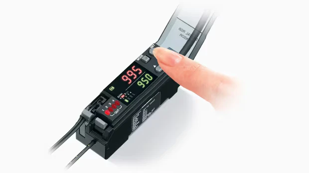 Amplificador del CZ-V20 con pantalla digital dual mostrando el valor actual y el valor de cambio de estado, ajustado con un dedo