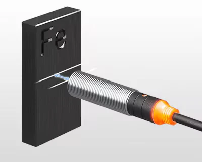 Sensor ER detectando a distancia una pieza de acero inoxidable (Fe)