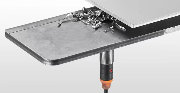 Sensor ER con indicador naranja: detección de la pieza incluso con residuos metálicos presentes