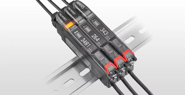 Varios amplificadores de la Serie ER-N conectados en serie sobre un riel DIN, reduciendo el cableado