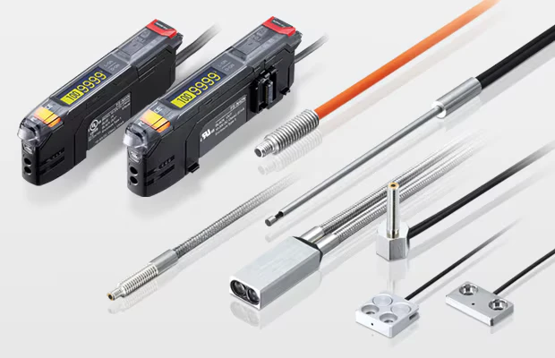 Dos amplificadores FS-N40 junto a una variedad de cabezales de fibra de la Serie FU