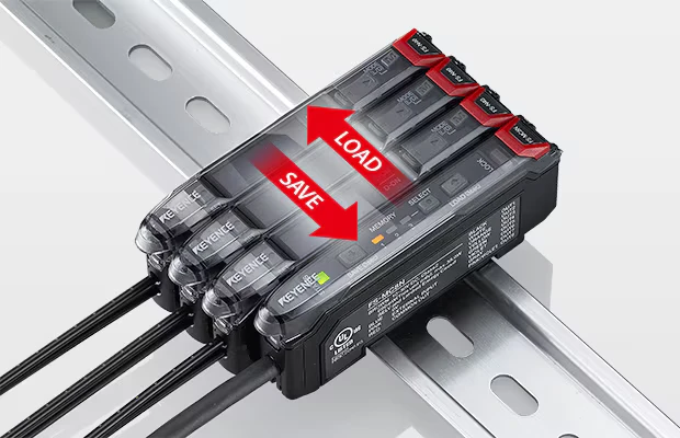Cuatro amplificadores FS-N40 montados en riel DIN con la Unidad de Salida Múltiple mostrando las funciones LOAD y SAVE