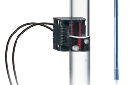Cabezal de fibra Keyence FU para detección de nivel de líquido montado en un tubo ToughFlex