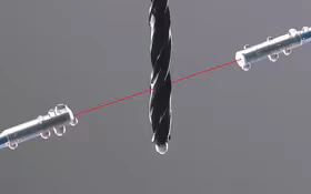 Cabezal de fibra Keyence FU de largo alcance detectando una mecha metálica a gran distancia