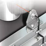 Unidad de fibra Keyence ToughFlex instalada en un espacio limitado, adaptándose a la forma