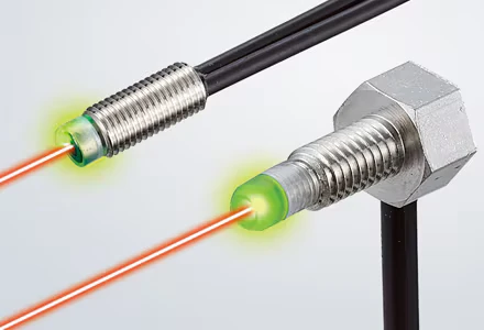 Unidad de fibra Keyence de la Serie FU con receptor activo, iluminando en verde