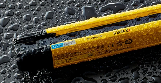 Cortina de luz GL-R cubierta de gotas de agua, con grado de protección IP65/IP67