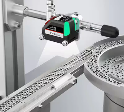 IV4 inspeccionando piezas en una mesa rotativa sin sensor disparador externo