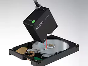 LK-G5000 midiendo la separación entre el brazo del lector de un disco duro y el medio