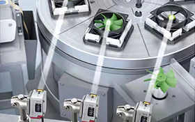 Varios sensores LR-W detectando objetos complejos sobre un plato giratorio