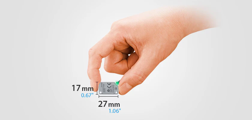 Mano sosteniendo el sensor LR-X, de 17 × 27 mm, para mostrar su tamaño ultracompacto