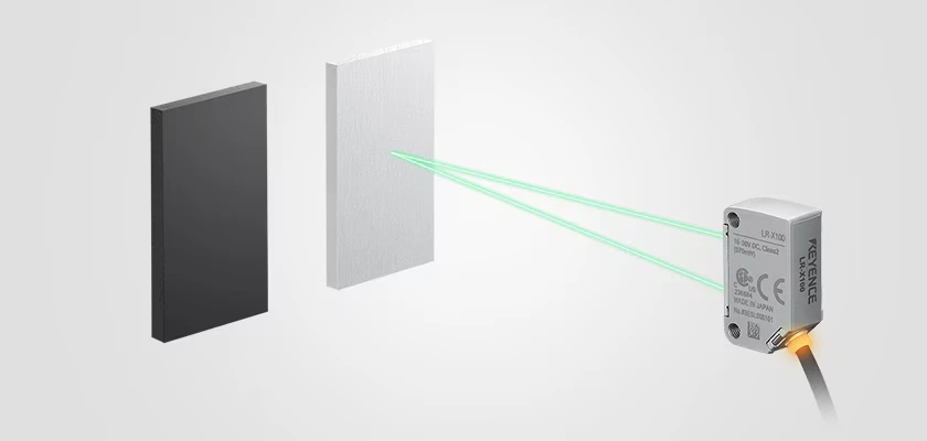 El LR-X detecta una placa por su posición mediante el haz láser verde, sin verse afectado por el color ni el acabado