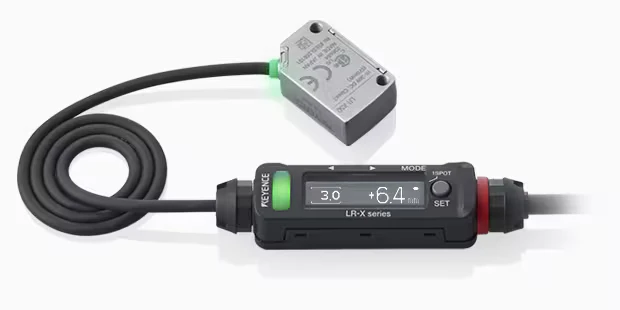 Amplificador de la Serie LR-X con su pantalla OLED mostrando los valores de medición